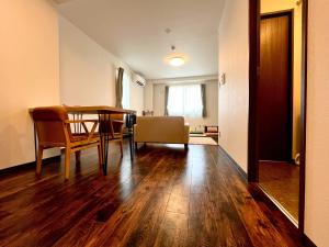 ein Wohnzimmer mit Tisch und Stühlen und ein Esszimmer in der Unterkunft Hakodatekan - Vacation STAY 07879v in Hakodate
