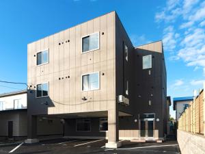 ein schwarzes Gebäude mit einem blauen Himmel im Hintergrund in der Unterkunft Hakodatekan - Vacation STAY 07879v in Hakodate