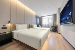 Un pat sau paturi într-o cameră la Atour Hotel Beijing Fengtai Station Lizhe Tiandi