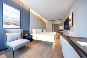 Un pat sau paturi într-o cameră la Atour Hotel Beijing Fengtai Station Lizhe Tiandi