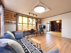 登別市にあるCosmo st,Inn Noboribetsu - Vacation STAY 87509vのソファとテーブルのあるリビングルーム