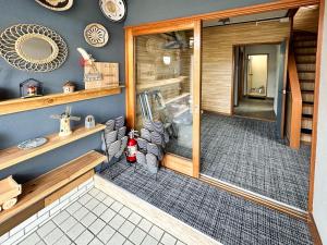 登別市にあるCosmo st,Inn Noboribetsu - Vacation STAY 87509vのバスルーム(シャワー、椅子、鏡付)