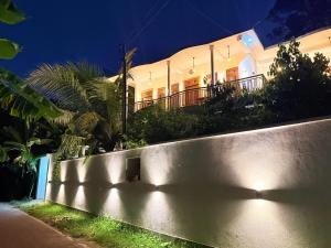 un edificio con una pared con luces. en Green Palace Mirissa, en Mirissa