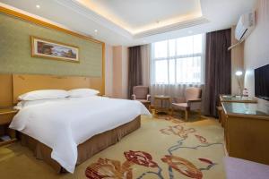 une chambre d'hôtel avec un grand lit et une télévision dans l'établissement Vienna Classic Hotel Suzhou Likou Furniture Market Metro Station, à Suzhou 120 autres photos