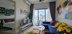 Χώρος καθιστικού στο KL Bukit Bintang Condos with an Infinity Pool, Gym and Panoramic Views by Asian Cajun Vacations