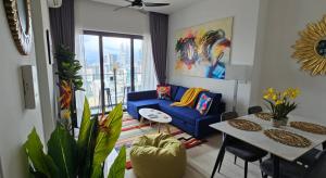 Χώρος καθιστικού στο KL Bukit Bintang Condos with an Infinity Pool, Gym and Panoramic Views by Asian Cajun Vacations