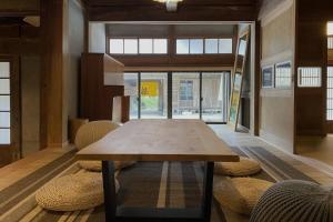 ein Esszimmer mit einem Holztisch und Stühlen in der Unterkunft Oikura-juku Seizan - Vacation STAY 23376v in Minamiboso