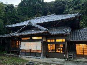 ein Haus im asiatischen Stil mit einem Dach und Fenstern in der Unterkunft Oikura-juku Seizan - Vacation STAY 23376v in Minamiboso