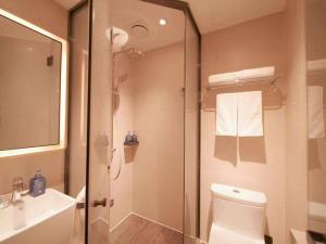 une salle de bain avec une douche, des toilettes et un lavabo dans l'établissement Hanting Hotel Beijing Huilongguan Subway Station, à Pékin