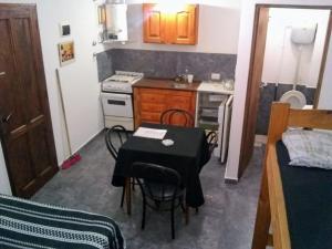 a small kitchen with a table and a table and chairs at Monoambiente San Bernardo in San Bernardo