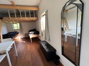 南房総市にあるOasis Minamiboso - Vacation STAY 04687vのリビングルーム付きの部屋の鏡