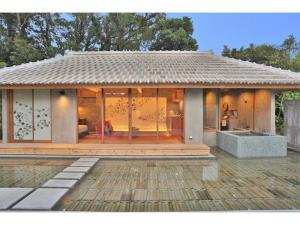 a small house with a large room with glassdoors at KAWASEMINOSU"MUKAKA VILLA" - Vacation STAY 13093v in Unten