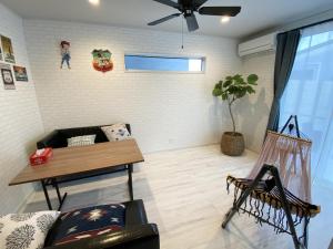 IchigayaにあるPleasure Point Ichinomiya - Vacation STAY 16372vのソファと天井ファンのあるリビングルーム