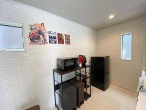IchigayaにあるPleasure Point Ichinomiya - Vacation STAY 16372vのリビングルーム(電子レンジ、冷蔵庫付)