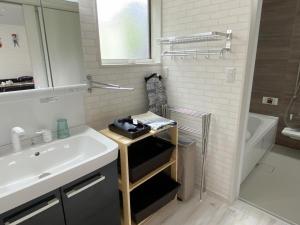 IchigayaにあるPleasure Point Ichinomiya - Vacation STAY 16372vの洗面台、鏡、浴槽のあるバスルーム +17枚の写真