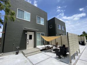 IchigayaにあるPleasure Point Ichinomiya - Vacation STAY 16372vの前にテントがある黒い家