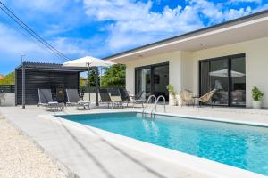 une piscine dans l'arrière-cour d'une maison dans l'établissement Villa Lamia by IstriaLux, à Burići