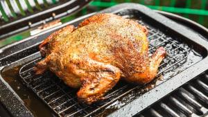 ein Huhn wird auf einem Grill gegrillt in der Unterkunft SPRINGS VILLAGE Ashigara-Tanzawa Hot Spring Resort & Glamping - Vacation STAY 42318v in Oyama