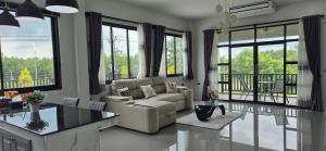 un salon avec un canapé et une table dans l'établissement Harary Family apartments, à Amphoe Sawang Daen Din