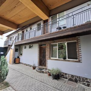 porche de una casa con balcón en studio, en Sibiu