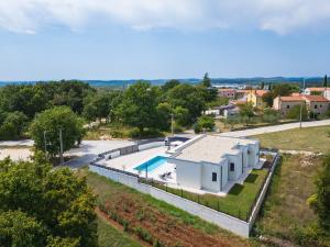 une vue aérienne d'un bâtiment avec une piscine dans l'établissement Villa Lamia by IstriaLux, à Burići
