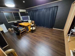 an office with a table and chairs and a desk at Hamachidesu - Vacation STAY 15817 in Akiruno