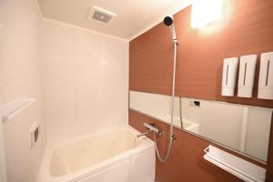 une salle de bain avec une douche, une baignoire et un lavabo dans l'établissement Shippo Mansion Room 402 - Vacation STAY 13861v, à Kichijōji 25 autres photos