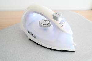 un grille-pain blanc assis au-dessus d'une table dans l'établissement Shippo Mansion Room 402 - Vacation STAY 13861v, à Kichijōji