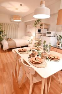 une cuisine et un salon avec une table et des chaises dans l'établissement Shippo Mansion Room 402 - Vacation STAY 13861v, à Kichijōji