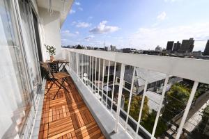 un balcon avec vue sur la ville dans l'établissement Shippo Mansion Room 402 - Vacation STAY 13861v, à Kichijōji