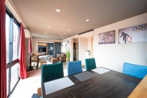坂出市にあるRENT building - Vacation STAY 14203vのダイニングルーム(テーブル、青い椅子付) +3枚の写真