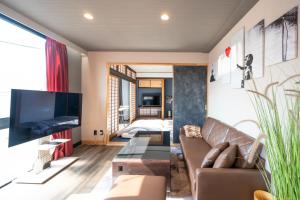 坂出市にあるRENT building - Vacation STAY 14203vのソファとテレビのあるリビングルーム