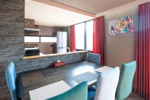 坂出市にあるRENT building - Vacation STAY 14203vのダイニングルーム(テーブル、青い椅子付)