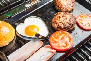 ein Grill mit Tomaten und anderen Lebensmitteln darauf in der Unterkunft SPRINGS VILLAGE Ashigara-Tanzawa Hot Spring Resort & Glamping - Vacation STAY 42310v in Oyama + 4 Fotos