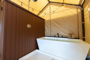 une salle de bain avec une baignoire et un lavabo dans l'établissement SPRINGS VILLAGE Ashigara Tanzawa Onsen Resort & Gl - Vacation STAY 81504v, à Hata