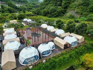 une vue aérienne d'une installation avec des dômes blancs dans l'établissement SPRINGS VILLAGE Ashigara Tanzawa Onsen Resort & Gl - Vacation STAY 81504v, à Hata