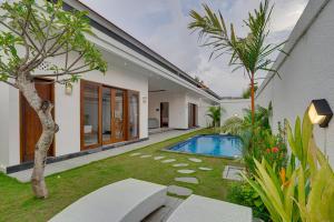une image d'une arrière-cour avec une piscine dans l'établissement Villa Polo - Padonan near Canggu with Private Pool, à Dalung 31 autres photos