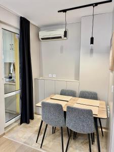 Un comedor con mesa y sillas en Beach Please Apartment, en Burgas
