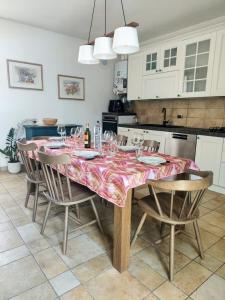 PusianoにあるDelizioso appartamento al lagoのダイニングルームテーブル(椅子、テーブルクロス付)