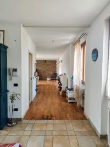 PusianoにあるDelizioso appartamento al lagoのウッドフロアと白い壁のリビングルーム