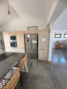 サンジルレバンにあるVilla Lombokのキッチン(冷蔵庫、椅子付)