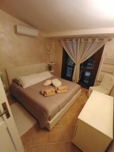 a bedroom with a bed with two pillows and a window at Villetta Isor con piscina in Costa Paradiso