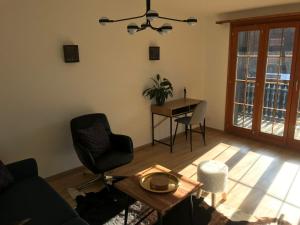 una sala de estar con un sofá y una mesa en Appartement cocooning à Charmey, en Charmey 3 fotos más