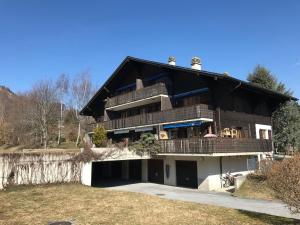 a large house with balconies on the side of it at Appartement cocooning à Charmey in Charmey