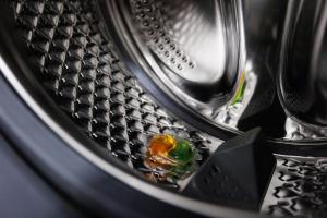 un montón de basura en una lavadora en Petrovdom Apartments 5-123, Building 18, in RC Fayna Town, Saliutna Street 2, en Kiev