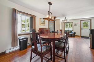 a dining room with a table and chairs at Le Mystic - Lake Taureau in Saint-Michel-des-Saints