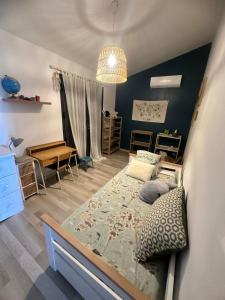 サンジルレバンにあるVilla Lombokの青い壁のベッドルーム1室(ベッド1台付) +36枚の写真