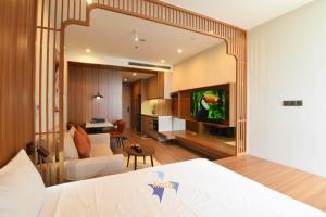 TV a/nebo společenská místnost v ubytování ICON40 Ha Long Marina Height