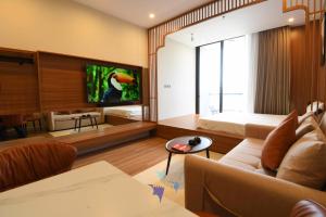 TV a/nebo společenská místnost v ubytování ICON40 Ha Long Marina Height