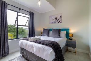 Una cama o camas en una habitación de #AlimamaSpaces Mpho's Greenlee